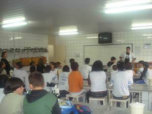 Alunos da Escola Angelita Gomes Pereira visitam UNIFOR-MG