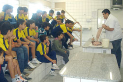 Alunos do Corujinha visitam UNIFOR-MG