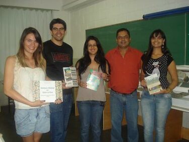 Biblioteca do Laboratório de Mineralogia recebe novas doações