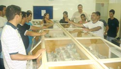 Alunos de Engenharia de Produção realizam visita ao Laboratório de Mineralogia