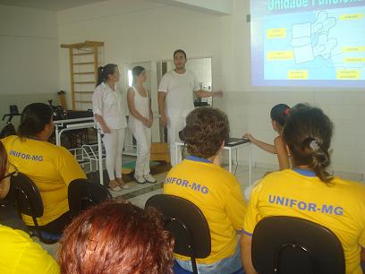 Alunos de Fisioterapia promovem palestra a funcionárias do UNIFOR-MG