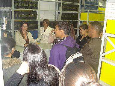 Alunos de Biblioteconomia participam de aula no centro de documentação da FUOM