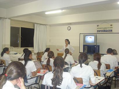 Alunos de Enfermagem participam de evento sobre atuação profissional