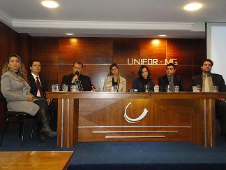 I Simpósio Interdisciplinar de Direito conta com apresentações de egressa e alunos do curso