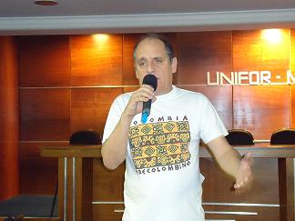 Alunos participam de palestra com presidente do SENGE/MG