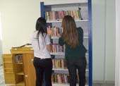Biblioteca Estação do Trabalhador recebe estante da Biccateca