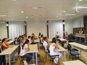 Profissionais relatam experiências na área de Enfermagem durante aula inaugural