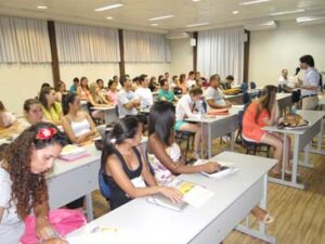 Acadêmicos de Marketing aprendem a fazer organização financeira pessoal durante aula inaugural