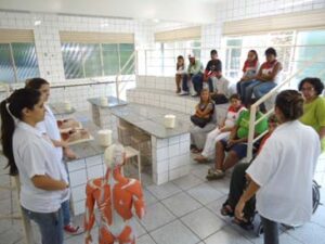 Estudantes da Escola Miralda visitam laboratórios do UNIFOR