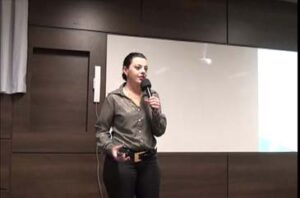 Egressa de Pedagogia do UNIFOR ministra palestra sobre “A comunicação oral no âmbito acadêmico”