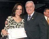 Professora do UNIFOR-MG recebe homenagem do Conselho Regional de Medicina Veterinária