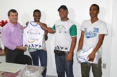 FUOM doa uniformes para o Grupo de Capoeira Mojumbaré