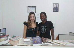 Aluna doa livros e revistas para o D.A. de Direito