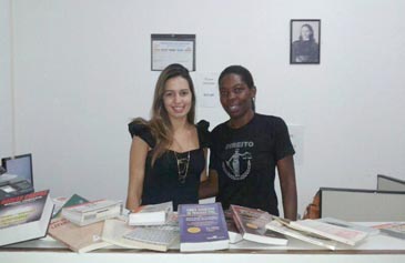 Aluna doa livros e revistas para o D.A. de Direito