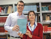 Professor doa livro que tem capítulo de sua autoria para Biblioteca do UNIFOR-MG