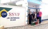 Acadêmicos de Administração entregam doações ao Asilo em Formiga
