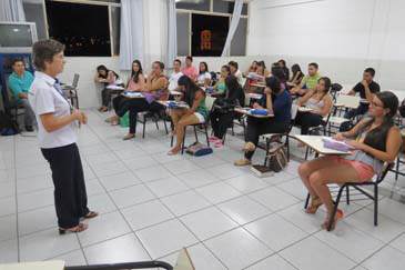 Palestra sobre bases de dados é ministrada aos calouros de Enfermagem