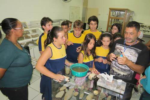 Alunos do Colégio de Aplicação participam de aula prática no Laboratório de Mineralogia