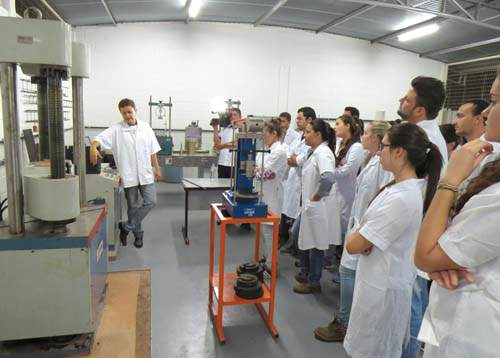 Alunos de Engenharia Civil assistem aula prática sobre resistência de materiais
