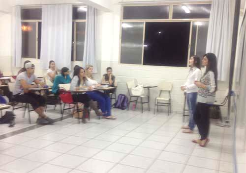 Alunas pesquisadoras do curso de Fisioterapia ministram palestra