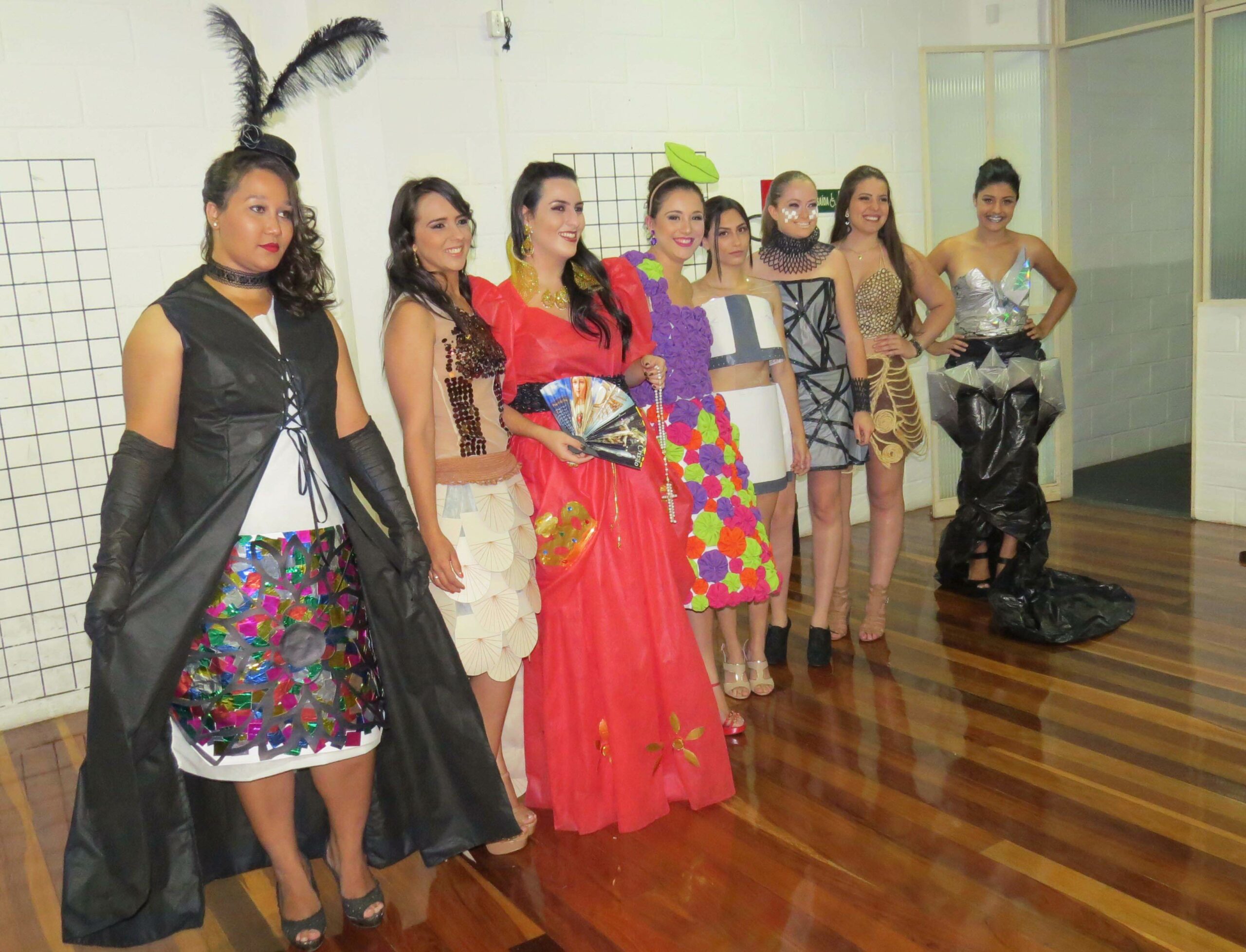 Alunos participam de Desfile dos Estilos Arquitetônicos