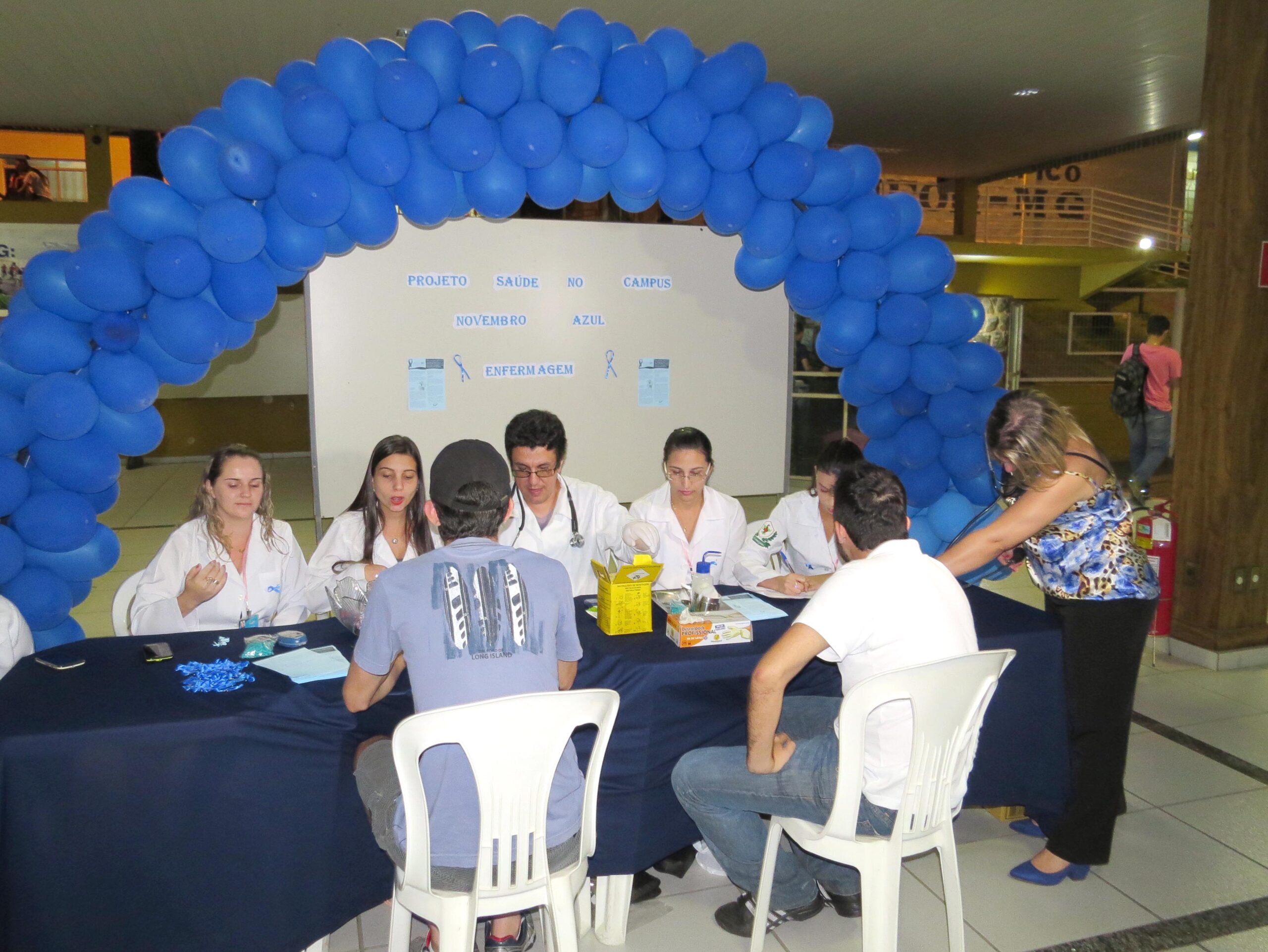 Alunos de Enfermagem fazem ação dentro da campanha Novembro Azul