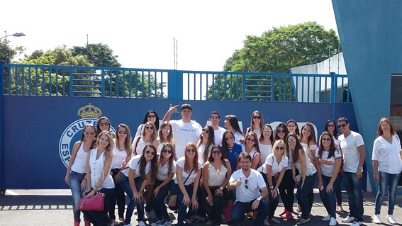 Recepção dos acadêmicos de Fisioterapia do UNIFOR-MG no portão de entrada da Toca da Raposa