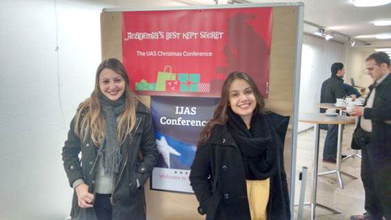 As alunas Laucélly Rocha e Isabela Leão no local do congresso, em Freiburg
