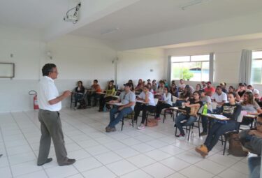 Ingressantes de Medicina Veterinária participam de aula inaugural na Fazenda Laboratório