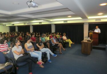 Novos alunos do UNIFOR-MG participam de Encontro com  os Calouros