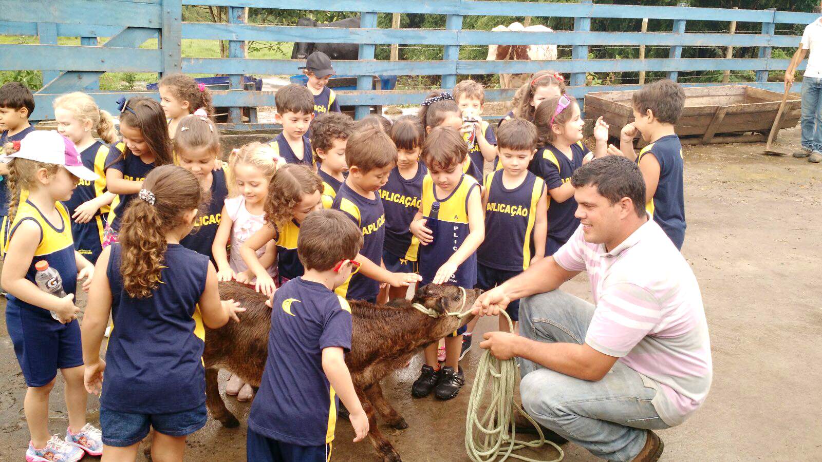 Alunos do Colégio de Aplicação estudam os animais da Fazenda Laboratório