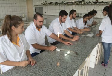 Estagiários dos laboratórios do UNIFOR-MG participam de capacitação