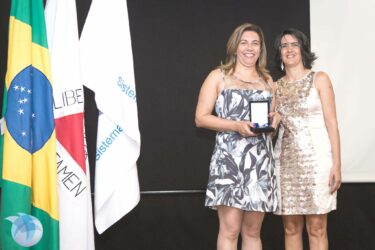 Coordenadora do curso de Biblioteconomia do UNIFOR-MG recebe premiação
