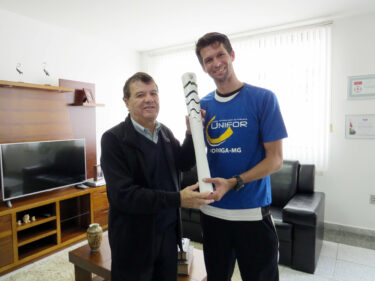 Condutor da tocha olímpica agradece apoio da Reitoria do UNIFOR-MG