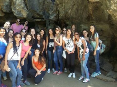 Alunos do curso de Ciências Biológicas visitam a Embrapa Milho e Sorgo e a Gruta Rei do Mato em Sete Lagoas