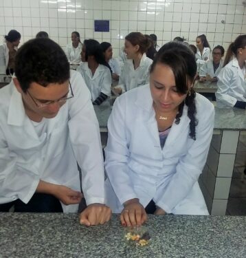 Alunos de Ciências Biológicas participam de minicurso sobre Formação e Estrutura de Sementes