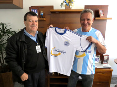 UNIFOR-MG doa uniformes para o Vila Esporte Clube