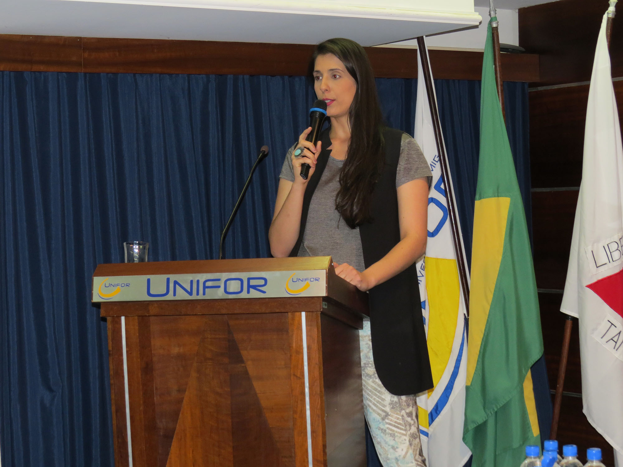 A coordenadora do Curso de Arquitetura e Urbanismo, Profa. Ma. Marianna Costa Mattos, informou que o objetivo foi apresentar aos alunos os preceitos éticos do Conselho Profissional IMG 1987