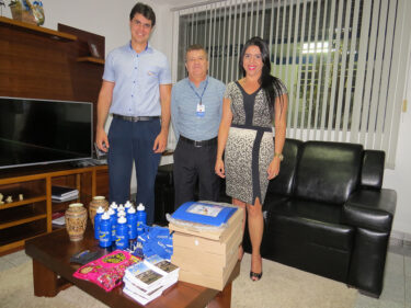 FUOM doa prêmios para concurso de incentivo à leitura promovido por escola estadual