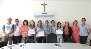 Participantes do Programa Jovem Aprendiz recebem certificados