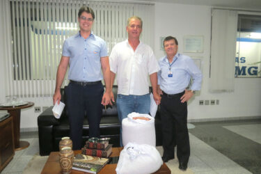 FUOM doa 209,5 quilos de feijão para entidades formiguenses