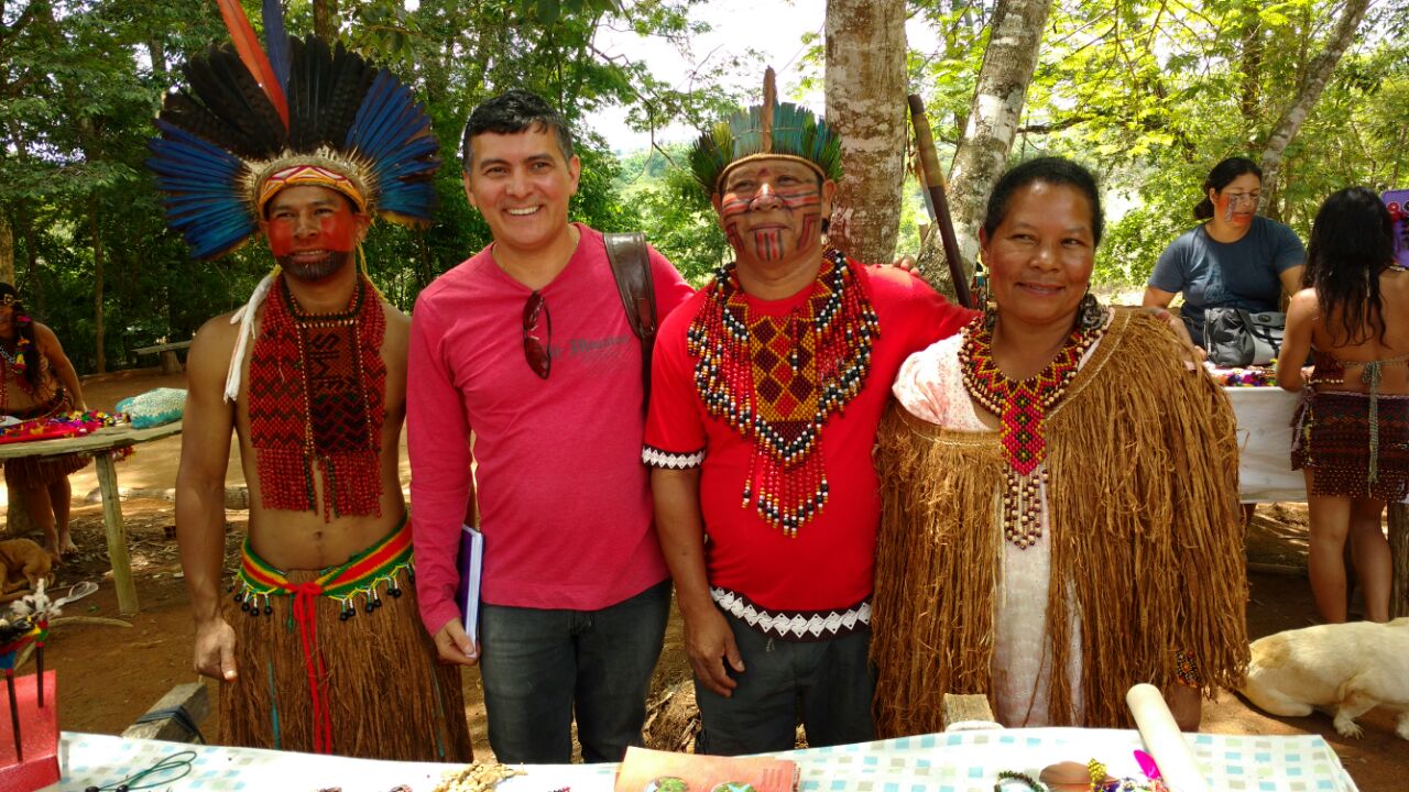 Legenda Lideranças indígenas da aldeia Professores Siwê Cacique Canathio e Liça e o professor Francimário Vito