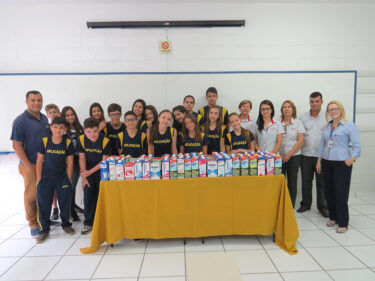 Projeto do Colégio de Aplicação arrecada 128 litros de leite para entidade formiguense