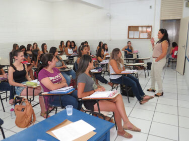 Alunos de Pedagogia participam de Aula Inaugural e Treinamento para Novos Usuários da Biblioteca
