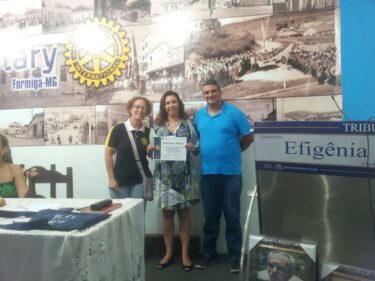 Coordenadora do Curso de Biblioteconomia recebe homenagem