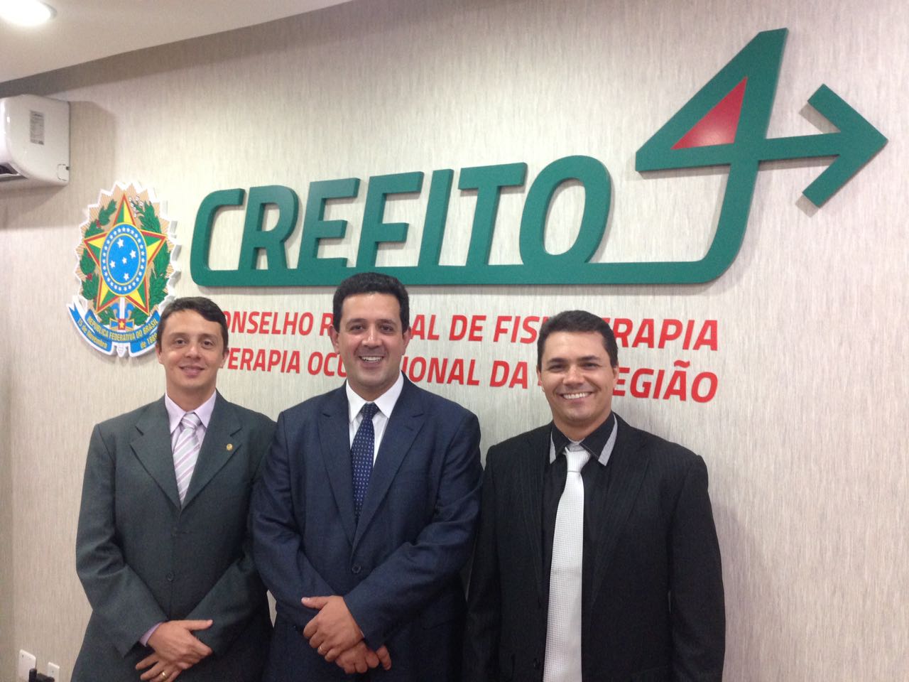 O Prof. Dr. Andrei Pereira Pernambuco; o Presidente do CREFITO-4, Dr. Anderson Luís Coelho; o Prof. Me. André Carvalho Costa