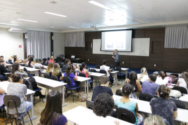 Alunos do curso de Ciências Biológicas participam de palestra sobre ascaridíase