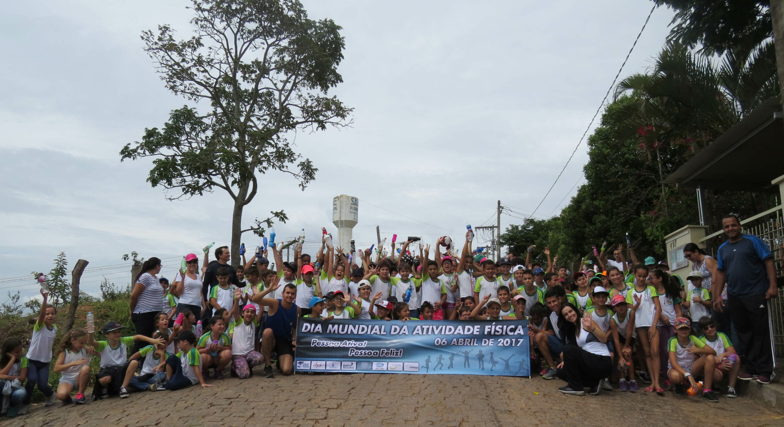 Alunos de escolas públicas participam da caminhada do Dia Mundial da Atividade Física