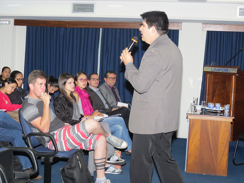 UNIFOR-MG realiza Mesa-Redonda sobre Temas Transversais