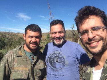 Pesquisadores coletam amostras de rutilo na Serra da Canastra